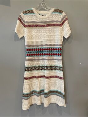 White Short-Sleeve Patterned Knit Dress with Turquoise & Red Accents- fitted